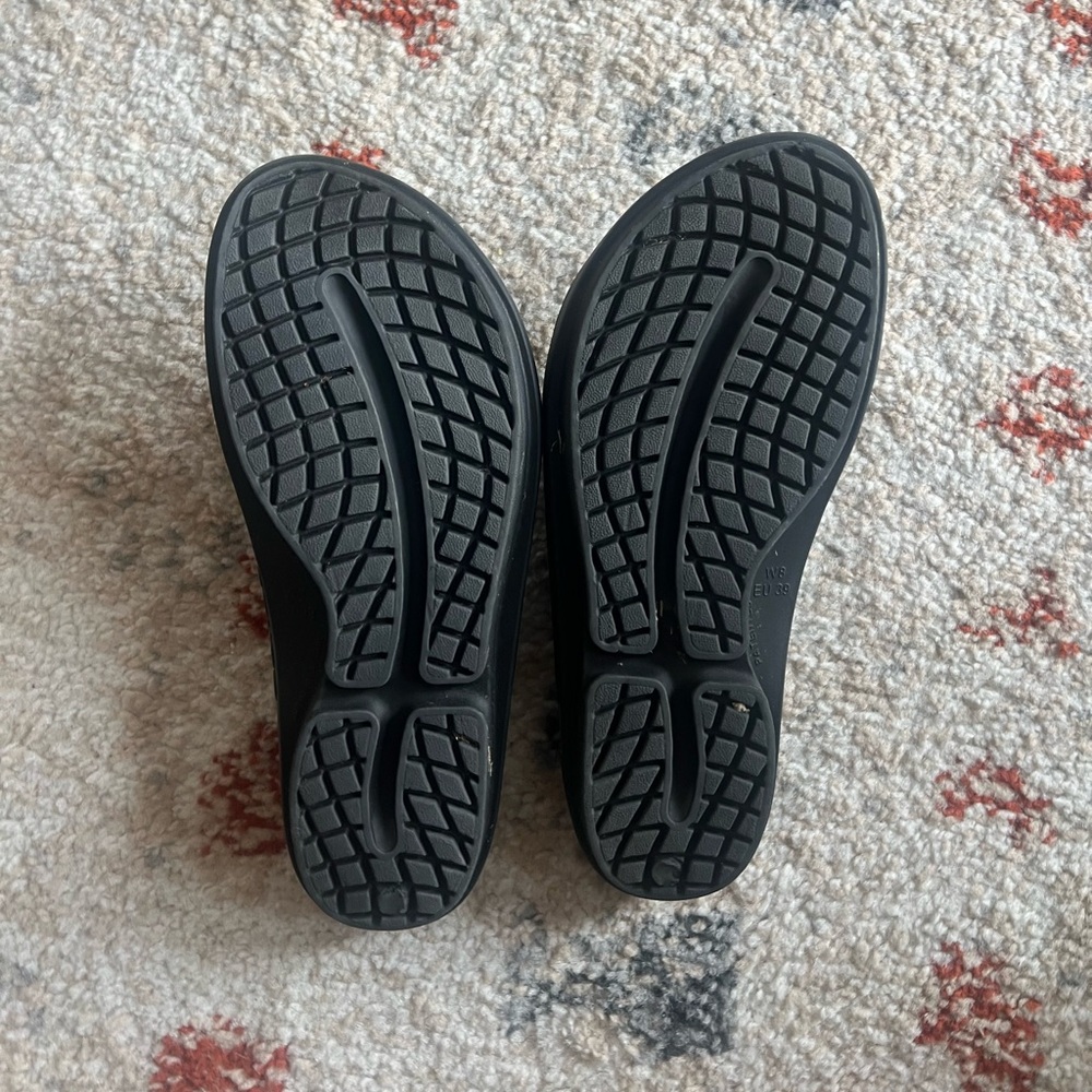 Oofos OOlala Women's Black Gradient Slide Sandals - Picture 4 of 4